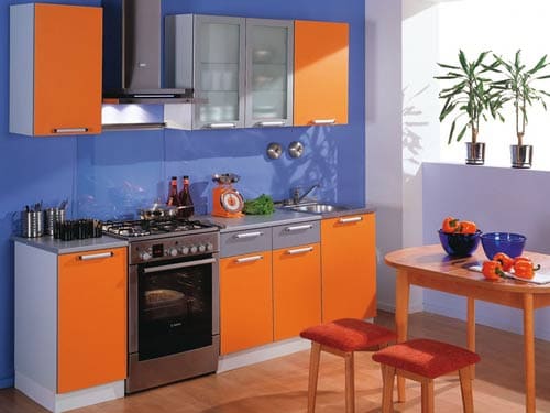 оранжево-синяя кухня