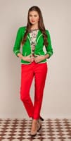 красные брюки зелёная блузка, сочетание противоположных цветов