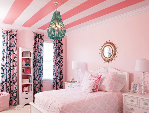спальня з рожевими стінами